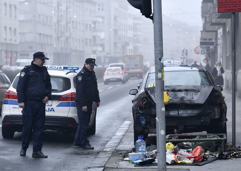 Vatra iz zapaljenih kontejnera oštetila i tri vozila