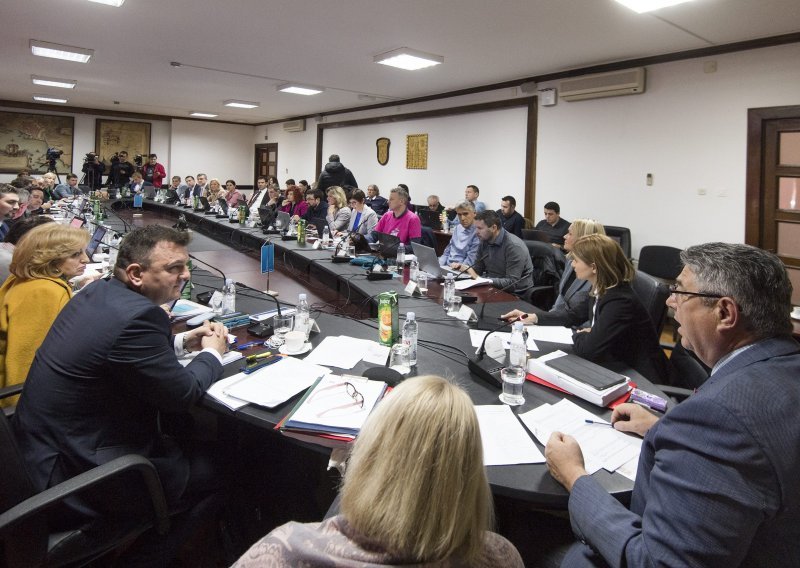 Tučnjava dviju učenica uzburkala duhove i na Gradskom vijeću