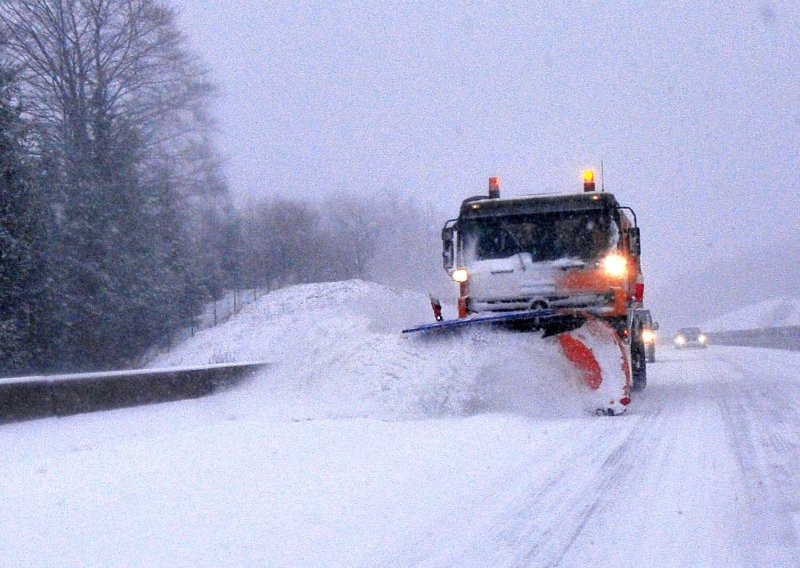 Zbog zimskih uvjeta kamioni maknuti s dijela Dalmatine i nekih državnih cesta