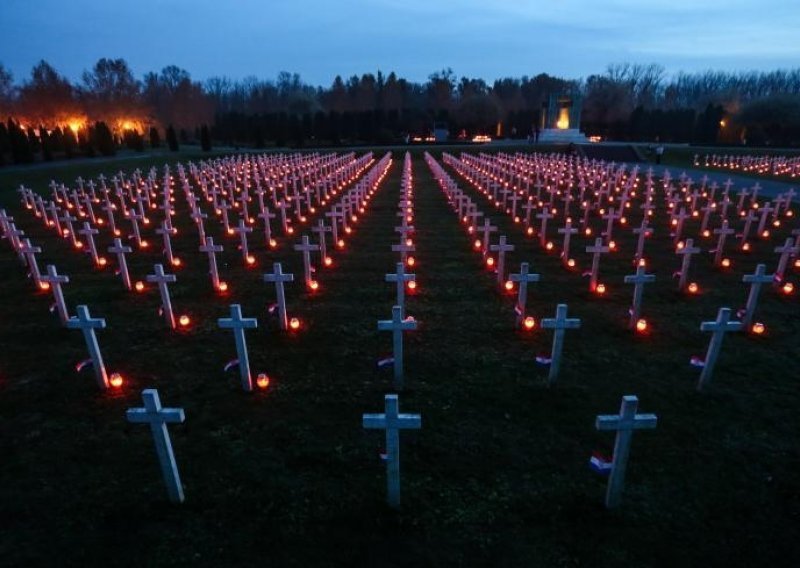 Hrvatska paljenjem svijeća odaje počast žrtvama Vukovara
