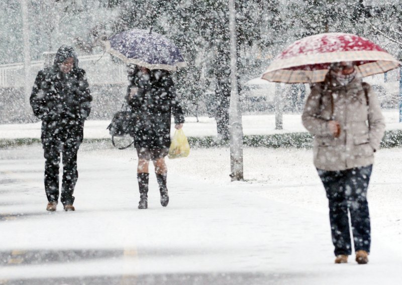 Snijeg zabijelio Hrvatsku, sutra se spremaju još jače padaline