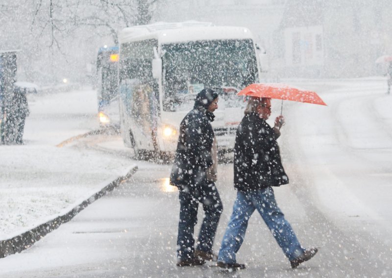 Snijeg donio probleme: Otežano prometovanje i povremeni zastoji u Gorskom kotaru, Lici, Zagorju i Rijeci