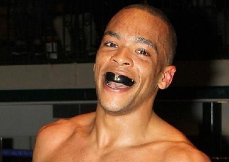 Neporaženi boksač srušio se u ringu i kasnije preminuo
