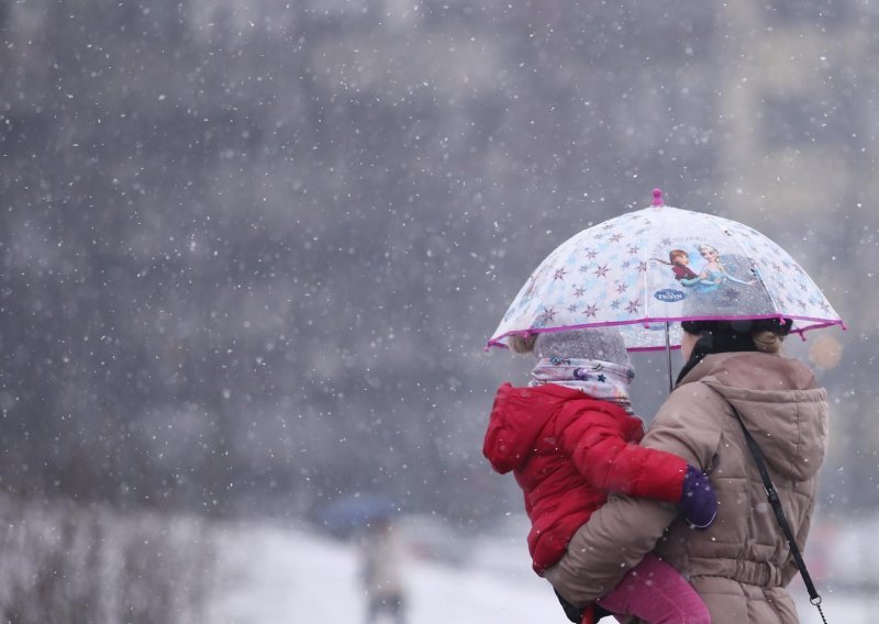 Dosadna zima: Oblačno, snijeg, susnježica i minusi, na moru pljuskovi