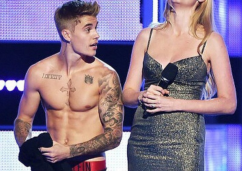 Bieber ostao bez majice u showu 'Fashion Rocks'