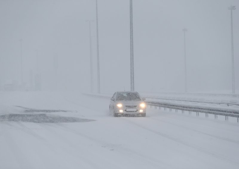 Snijeg, magla i niske temperature otežavaju promet diljem Hrvatske