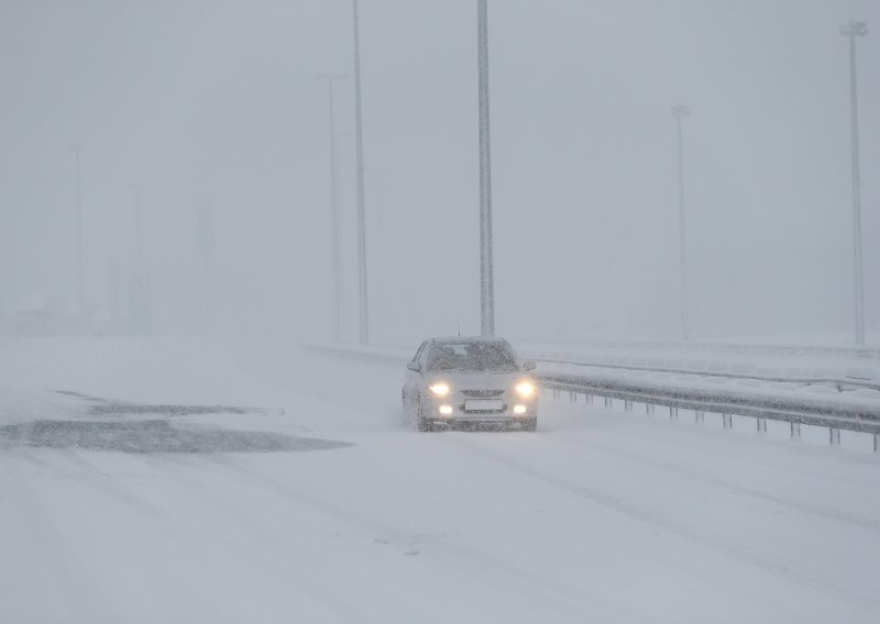 Snijeg, magla i niske temperature otežavaju promet diljem Hrvatske