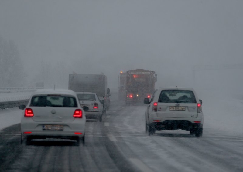 Snijeg i vjetar stvaraju probleme diljem zemlje, ali ima i dobrih vijesti: Sljemenska cesta je otvorena!