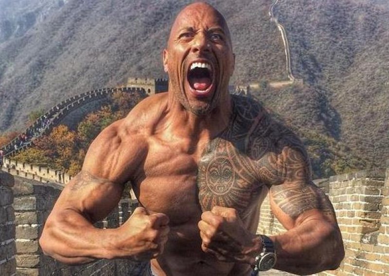 Dwayne Johnson fleksao na Kineskom zidu