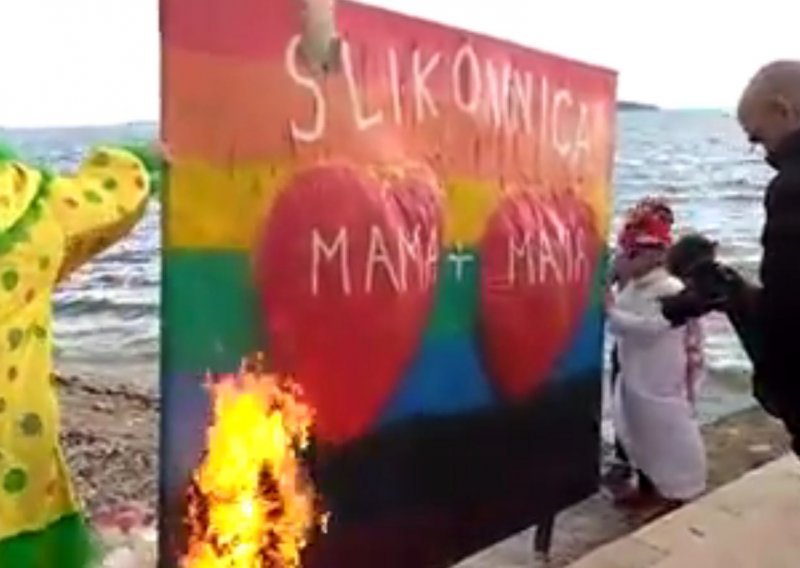 Na dječjem karnevalu u Kaštelima zapaljena slikovnica s dvije mame i dva tate kao Krnjo
