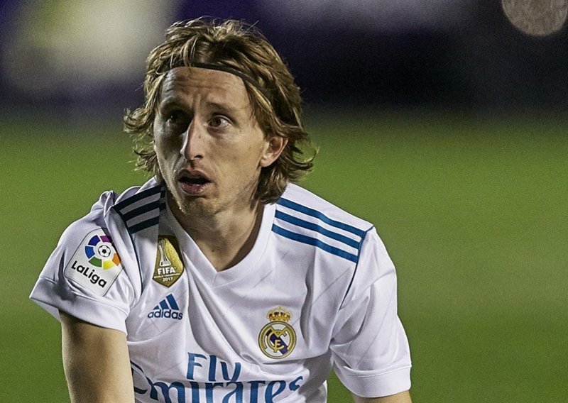 Napokon je i to nekom uspjelo: Luka Modrić završio na leđima!