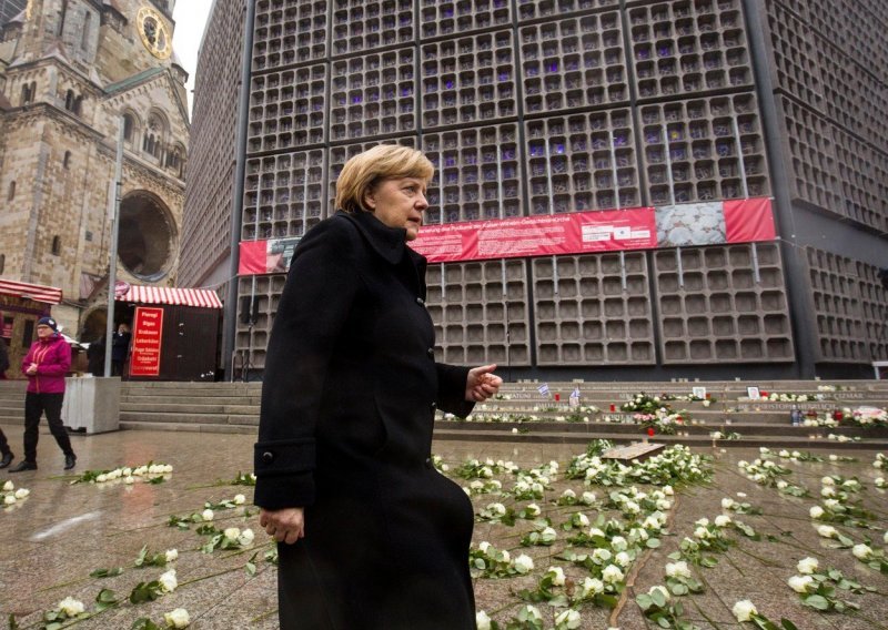 Merkel obećala da će ostati do kraja bez obzira na pobunu u stranci
