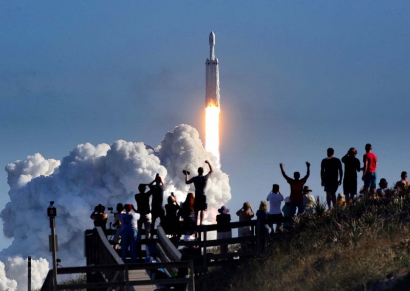 Elon Musk uspio lansirati mamutsku raketu koja bi trebala prevesti ljude do Marsa, evo kako je to izgledalo