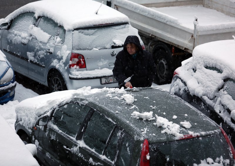 Ne očistite li snijeg s auta, kazna je 700 kuna