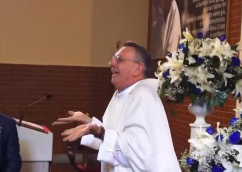 Čak i pet godina kasnije, raspjevani talijanski svećenik je internetski hit