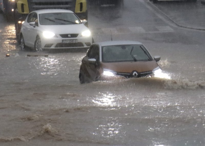 Poplavljena Makarska: Ovako je svaki put kad padne malo više kiše, pa i danas