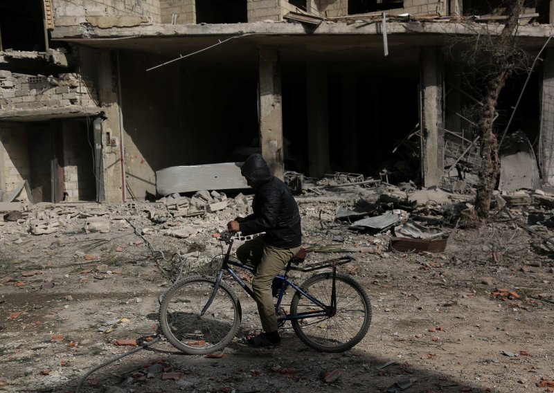 U zračnom udaru na vojnu bazu u Siriji 14 poginulih