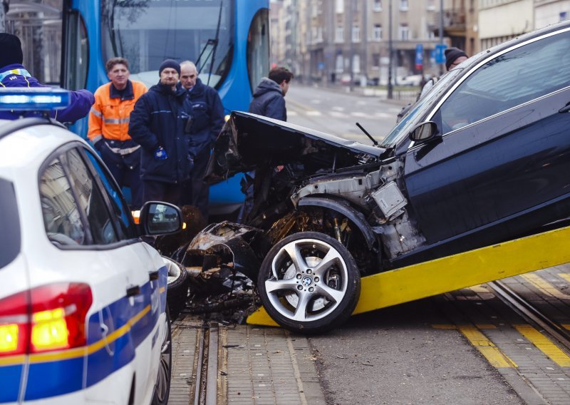 BMW sletio s kolnika i blokirao tramvajski promet