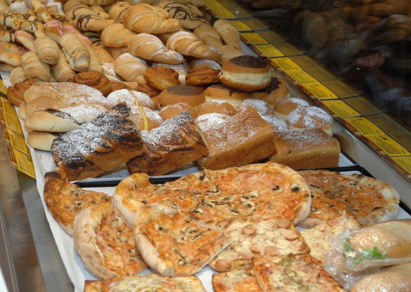 Kupci u pekarama: Uzeo je kruh, uronio ga u bradu, pomirisao i vratio na policu