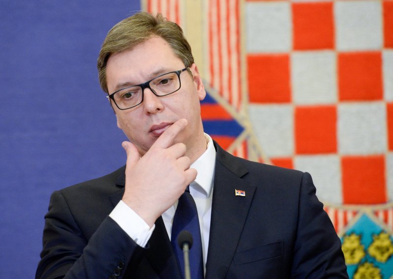 Vučić osudio Šešelja pa krenuo u kontru: Palili su srpske zastave, jedan me jurio po ulici u Zagrebu