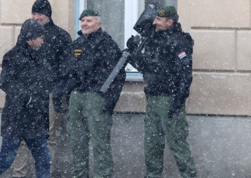 Policajci čuvaju Vučića i jednom neobičnom puškom. Doznajte o čemu je riječ