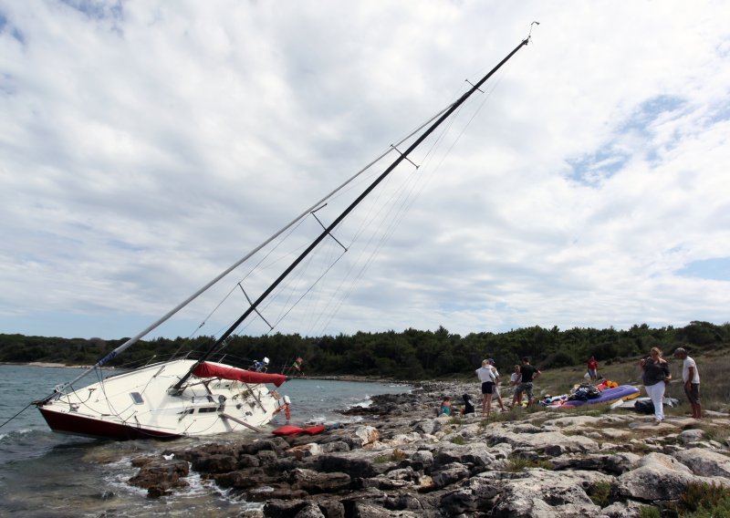 Nasukale se jedrilice kod Rovinja i Trogira