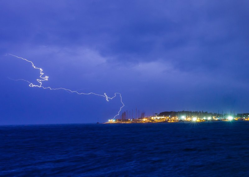 Munje parale nebo nad Splitom; pogledajte fascinantne fotografije