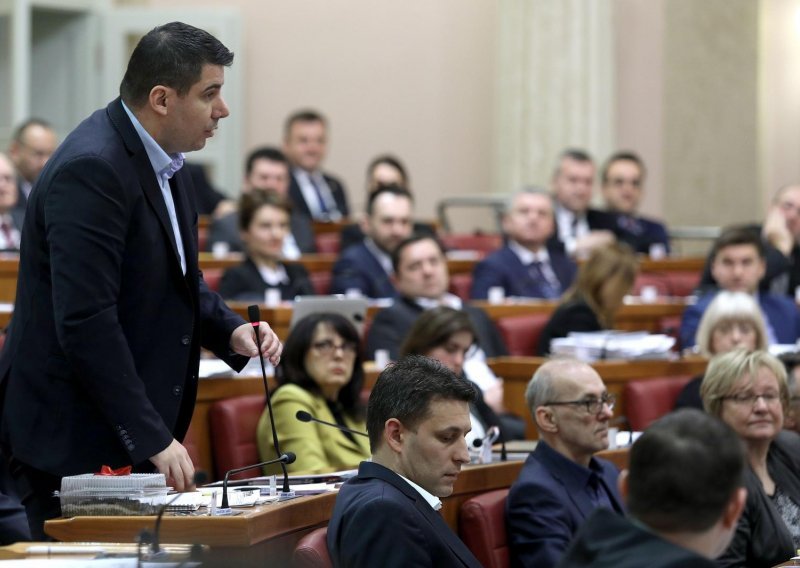 Grmoja: Sramotno je da se pravosudni zakoni raspravljaju debelo iza 18 sati