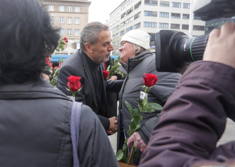 Političari u akciji: Bandić dijelio ruže, SDP lizalice, a IDS je imao poseban razlog za slavlje...