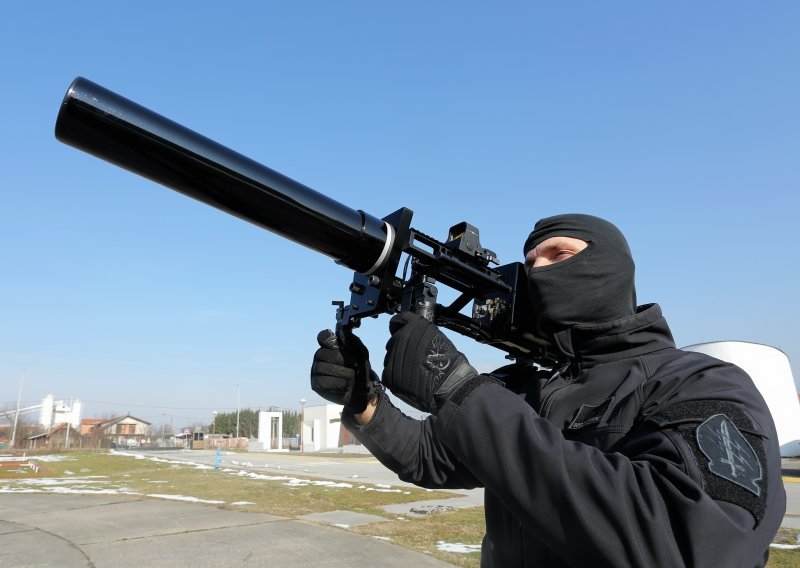 Ovo je protudronska puška kojom je hrvatska policija čuvala Aleksandra Vučića