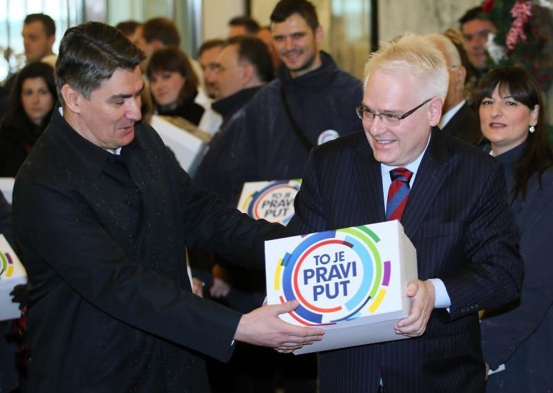 Josipović predao 203.875 potpisa, i Milanović mu nosio kutije