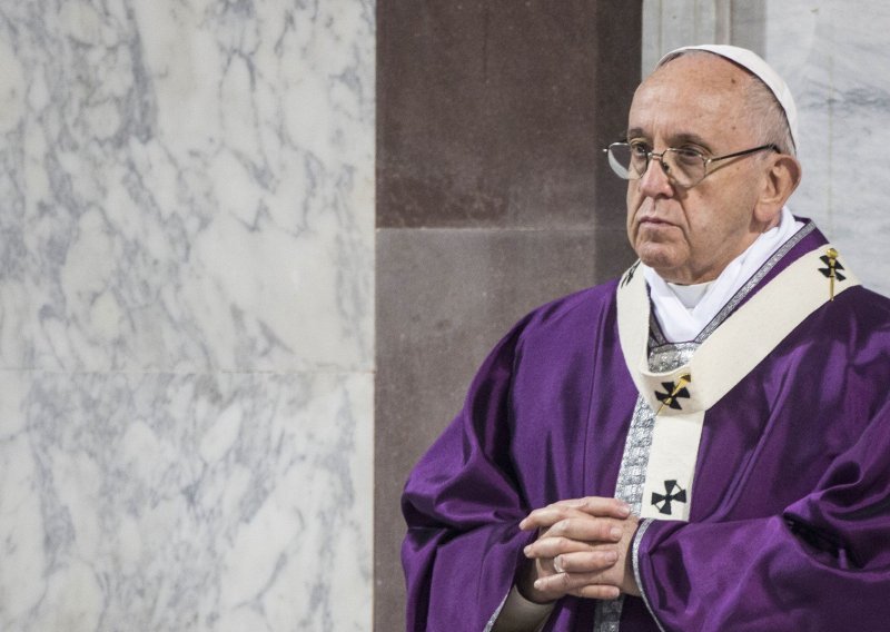 Papa Franjo: Roditelji homoseksualne djece trebaju se pomoliti i možda tražiti psihijatrijsku pomoć