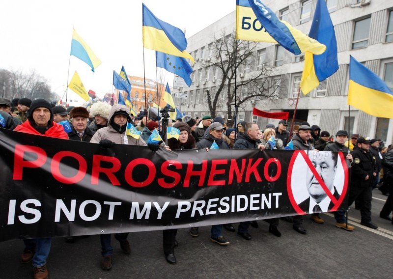 Tisuće prosvjednika traže smjenu ukrajinskog predsjednika Porošenka
