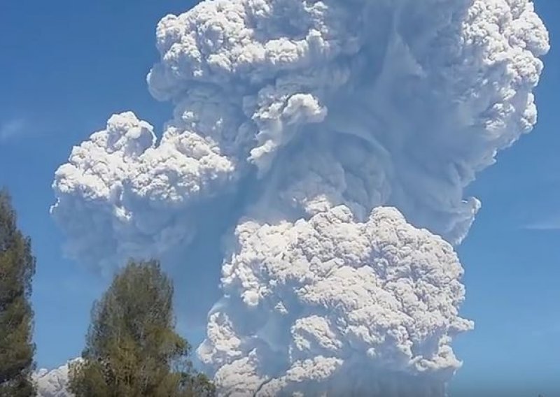 [VIDEO] Nevjerojatna snimka vulkana Sinabung koji je izbacio stup pepela visok pet kilometara