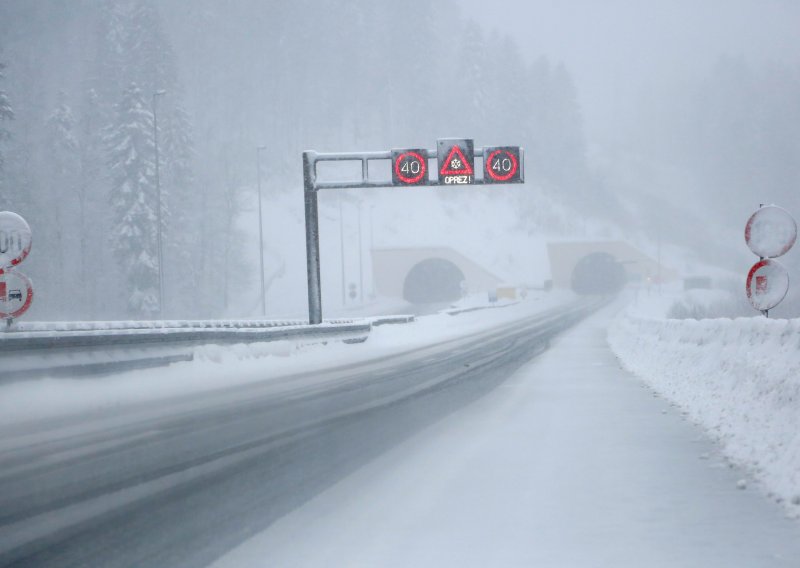Zatvorena autocesta i Jadranska magistrala, snijeg stvara probleme u cijeloj Hrvatskoj