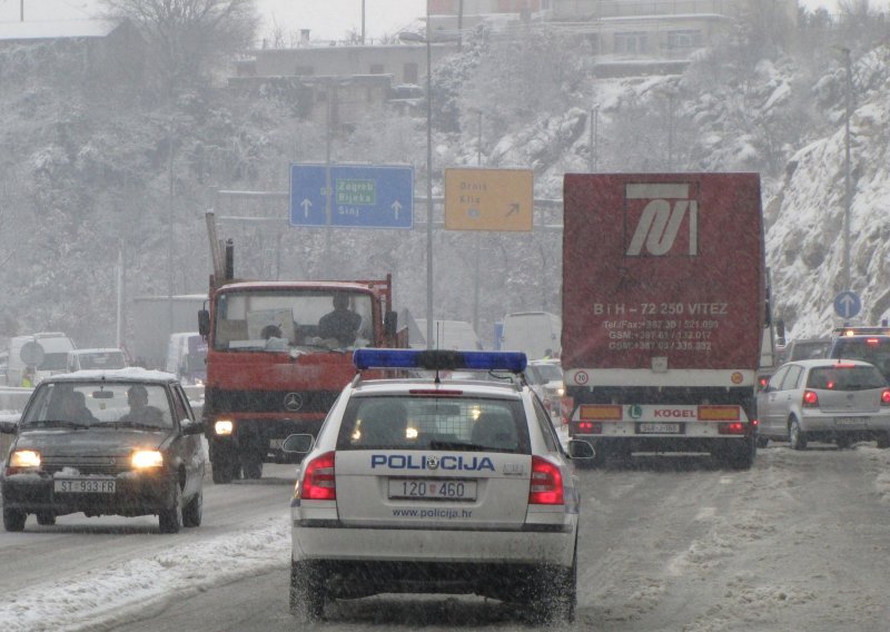 HAK upozorava: snijeg otežava vožnju u unutrašnjosti, vjetar na moru, a pazite se poledice