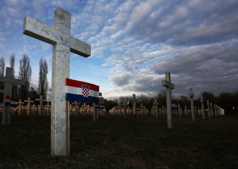 U Novome Sadu uništena izložba fotografija o razaranju Vukovara