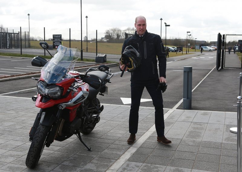 Prizor kakav se ne viđa: Princ William uživao u vožnji motociklom