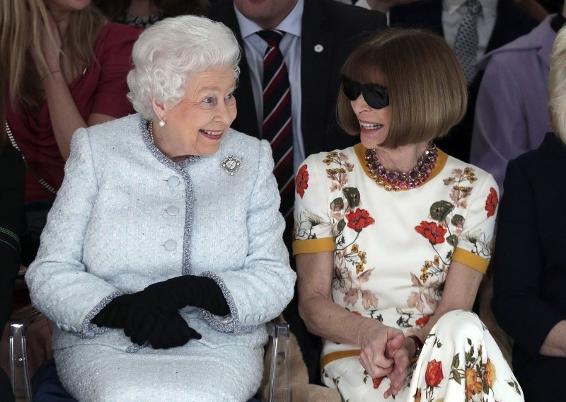 Anna Wintour ovim je potezom sve zaprepastila: Pa zar nema nimalo poštovanja prema kraljici?