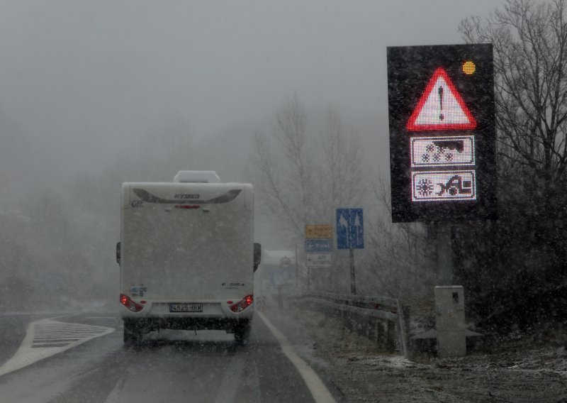 Snijega i kiše koja se ledi na tlu bit će i tijekom subote