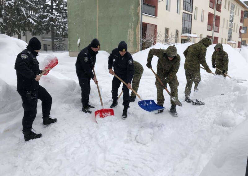 Zajedno protiv zime: Policija i vojska čiste nanose snijega u Lici