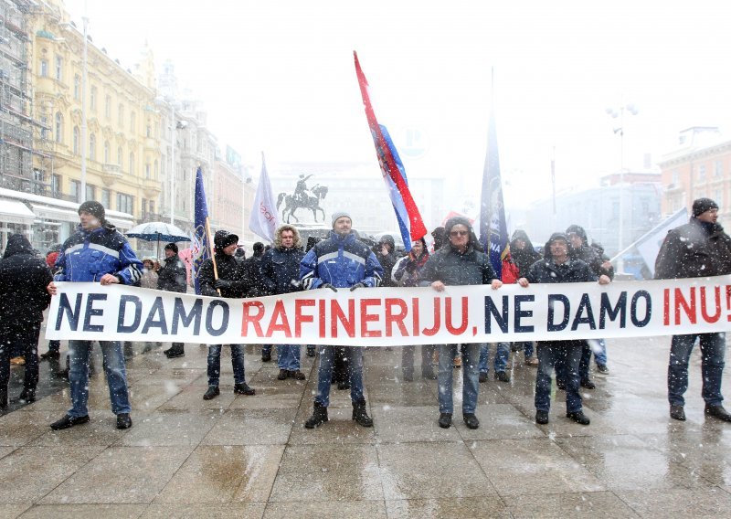 Radnici sisačke rafinerije s Trga bana Jelačića krenuli na prosvjed na Markov trg