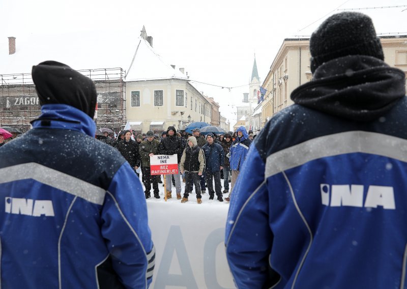 Prosvjed radnika sisačke rafinerije zbog zatvaranja postrojenja, Uprava tvrdi da smanjuje gubitke