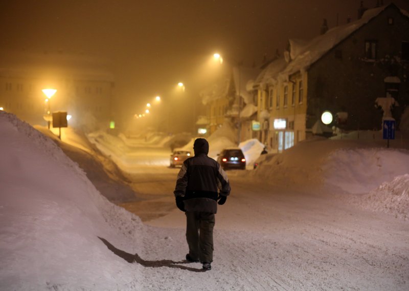 Noćna snježna idila u Gorskom kotaru