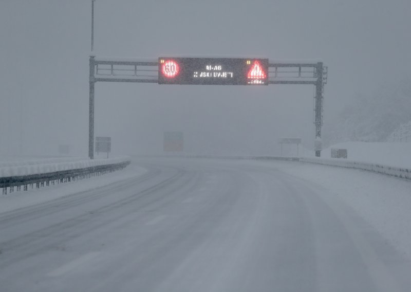 Zbog olujnog vjetra i snježne vijavice zatvorene brojne ceste