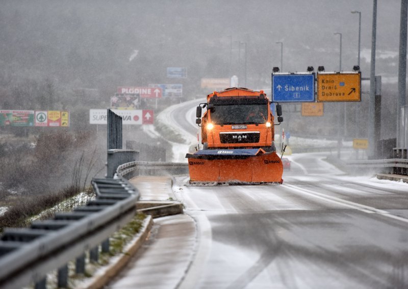 Snijeg stigao u Dalmaciju, pada u Šibeniku i Splitu