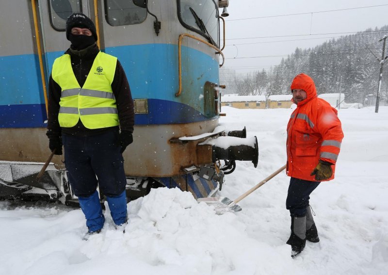 HŽ se hvali čistom prugom; Sindikat: Očistili su dio pruge samo za novinare