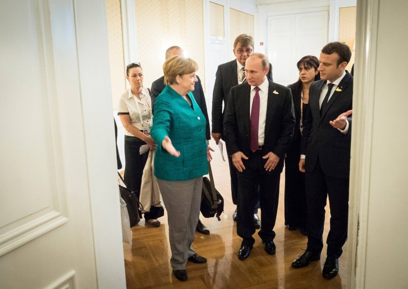 Merkel i Macron telefonirali Putinu da stisne Asada