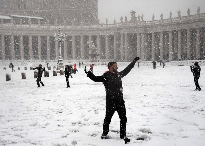 Fronta 'Moskva-Pariz' smrzla i Europu: Pogledajte kako London i Rim izgledaju pod snijegom