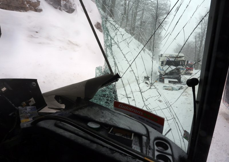 Težak sudar kamiona i autobusa: Čak 28 ozlijeđenih, vatrogasci izvlačili prikliještene vozače
